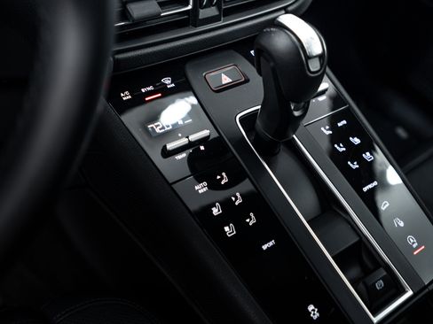 Certified 2024 Porsche Macan image 18