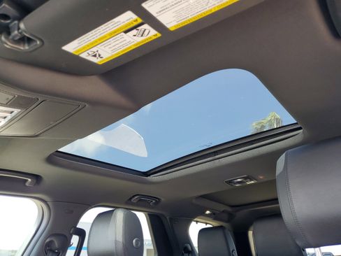 Used 2020 Land Rover Discovery SE image 16