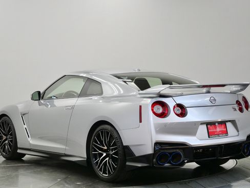 Used 2024 Nissan GT-R Premium w/ Premium Interior Package AWD/4WD image 7