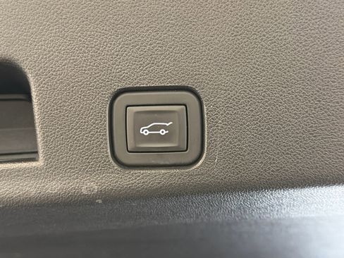 Used 2025 Chevrolet Traverse LT image 9