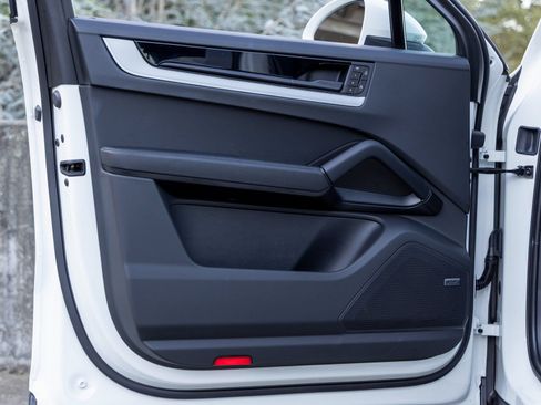 Certified 2025 Porsche Cayenne Coupe image 21