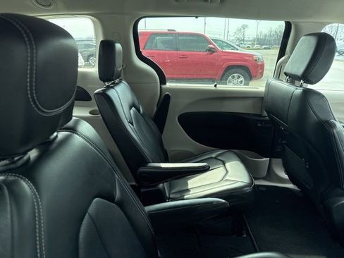 Used 2024 Chrysler Pacifica Touring-L image 13