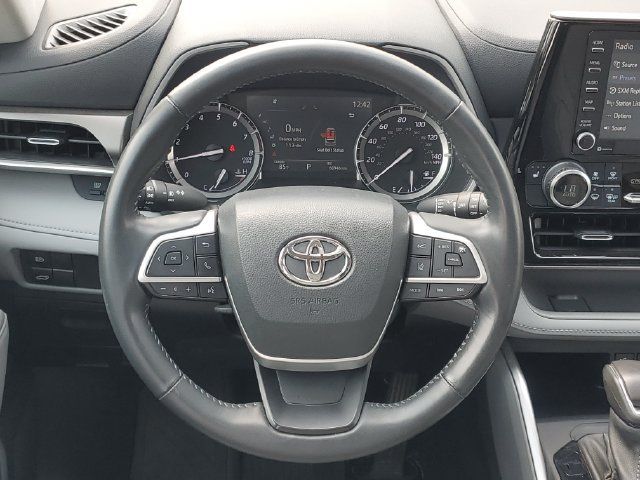 Used 2022 Toyota Highlander XLE AWD/4WD image 14