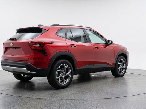 Used 2025 Chevrolet Trax LT w/ LT Convenience Package FWD image 9