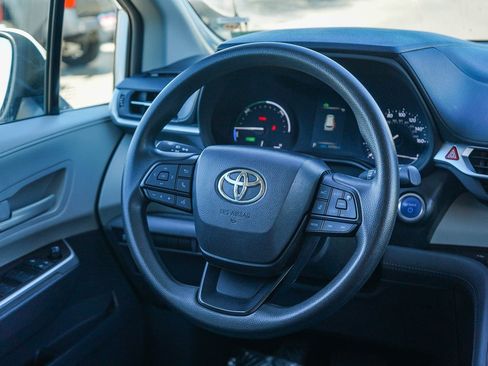 Used 2024 Toyota Sienna LE image 17