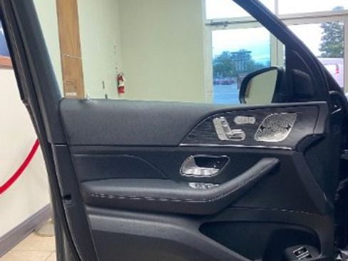 Used 2025 Mercedes-Benz GLE 450e 4MATIC w/ Driver Assistance Package image 8