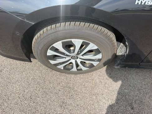 Used 2019 Toyota Prius LE AWD/4WD image 4