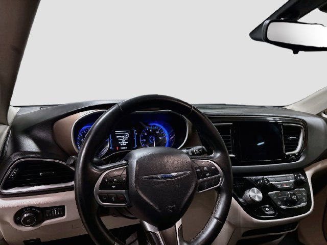 Used 2017 Chrysler Pacifica Touring-L FWD image 11