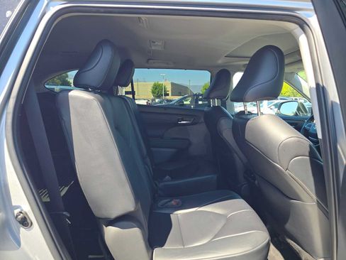 Used 2023 Toyota Highlander XLE FWD image 12