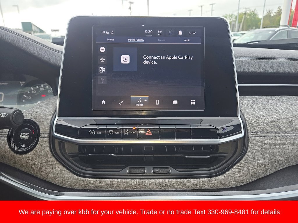 Used 2025 Jeep Compass Latitude w/ Sun & Sound Group AWD/4WD image 18