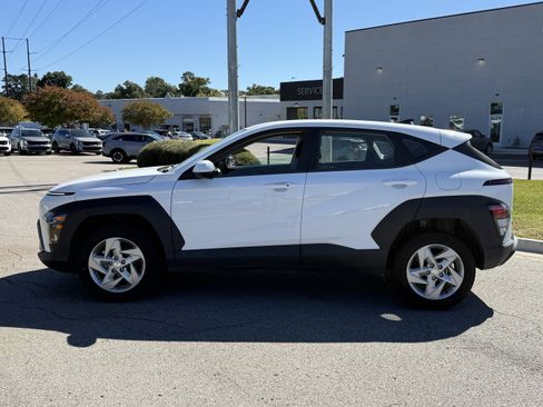 Used 2024 Hyundai Kona SE image 2