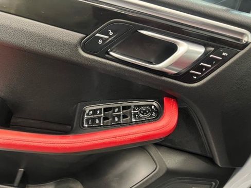 Used 2018 Porsche Macan AWD/4WD image 33