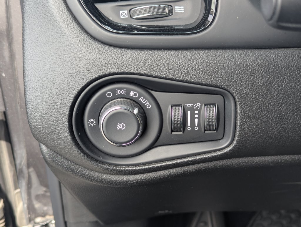 Used 2016 Jeep Renegade Latitude AWD/4WD image 22