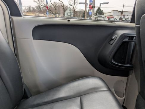 Used 2015 Chrysler Town & Country Touring w/ Driver Convenience Group image 14