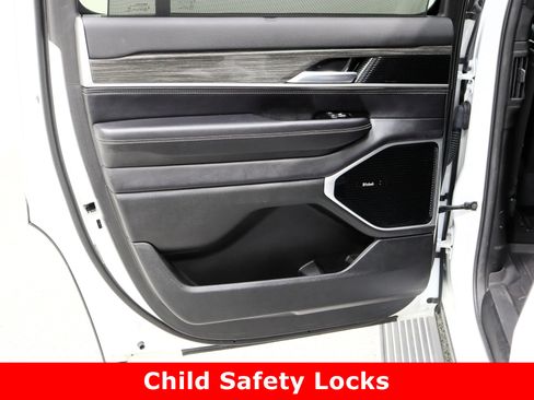 Used 2022 Jeep Wagoneer Series III w/ Premium Group I image 30