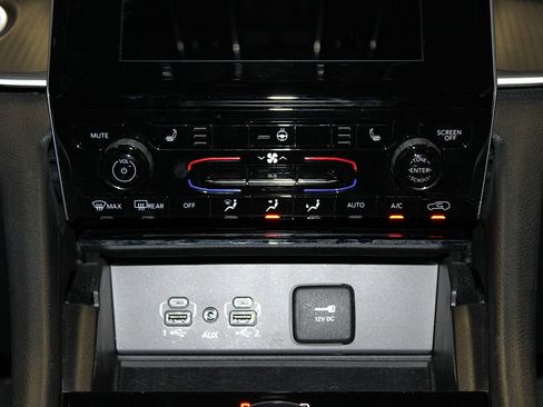 Certified 2025 Jeep Grand Cherokee Laredo X w/ Luxury Tech Group I AWD/4WD image 21