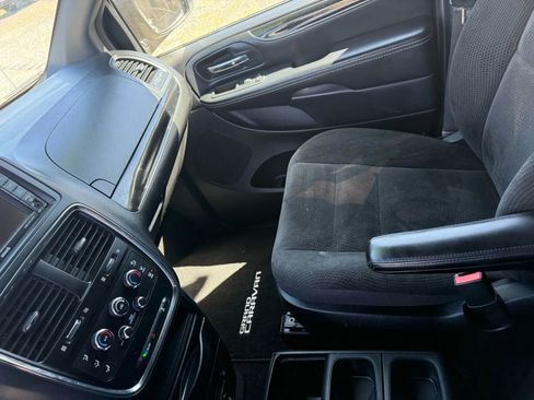 Used 2017 Dodge Grand Caravan SE image 9
