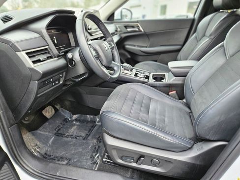 Used 2024 Mitsubishi Outlander SE image 17