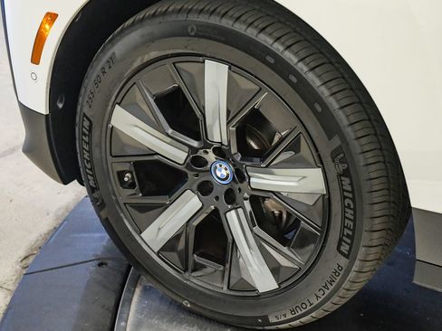 Used 2024 BMW iX xDrive50 w/ Premium Package AWD/4WD image 10