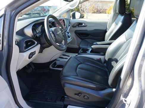 Used 2023 Chrysler Pacifica Touring-L image 7