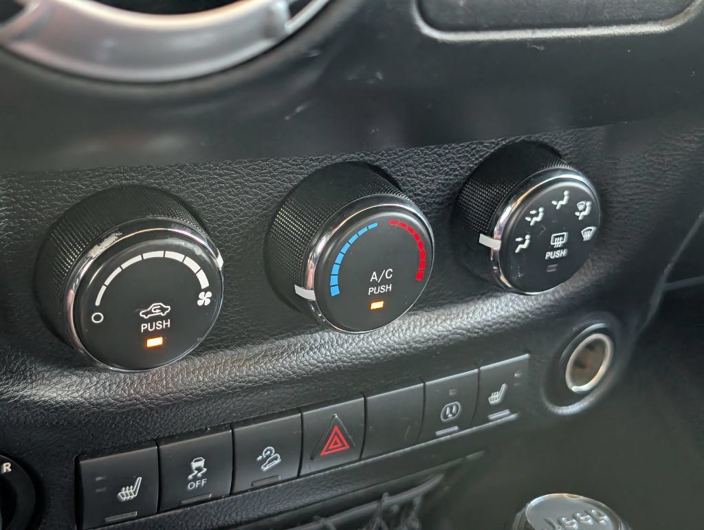 Used 2015 Jeep Wrangler Unlimited Sahara w/ Connectivity Group AWD/4WD image 17