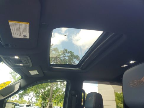 Used 2025 Chevrolet Silverado 1500 High Country w/ Technology Package image 16