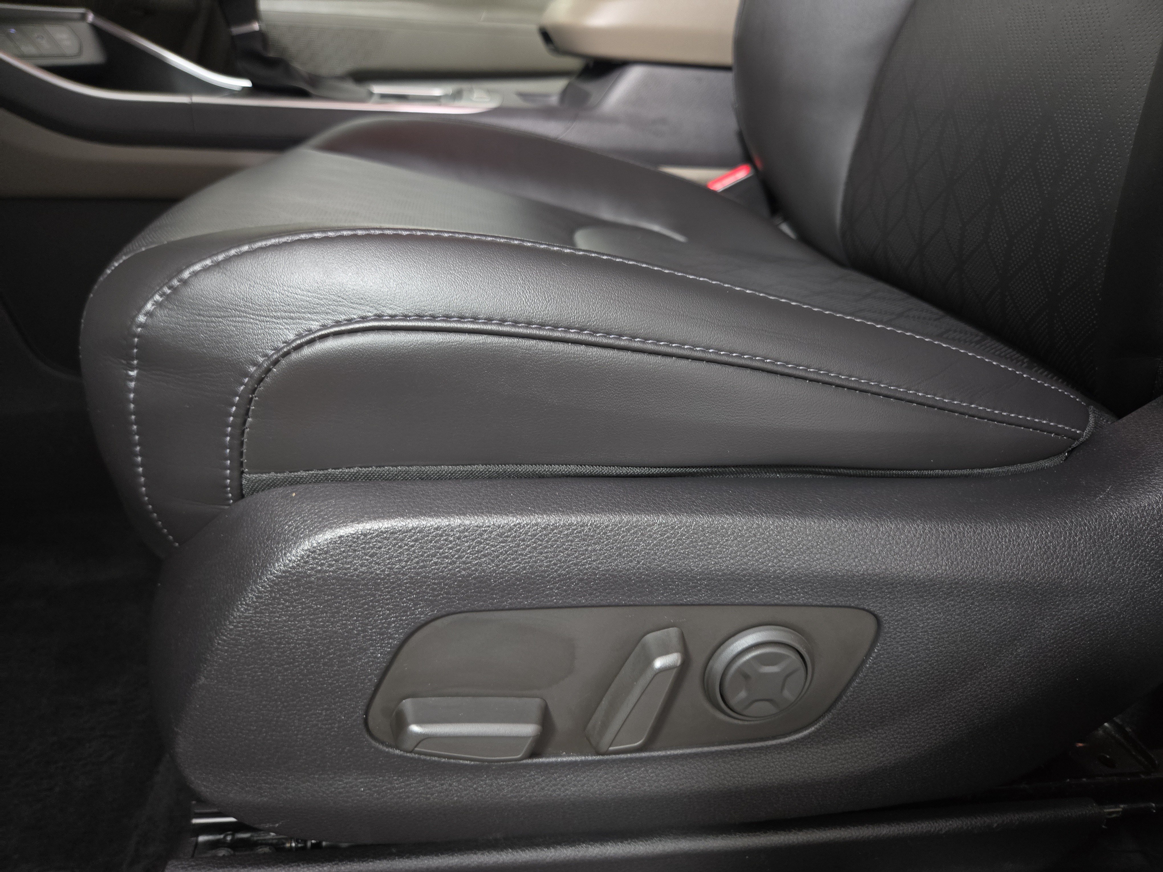 Used 2025 Kia Carnival FWD image 32