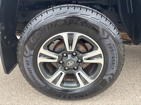 Used 2019 Toyota Tacoma TRD Sport image 12