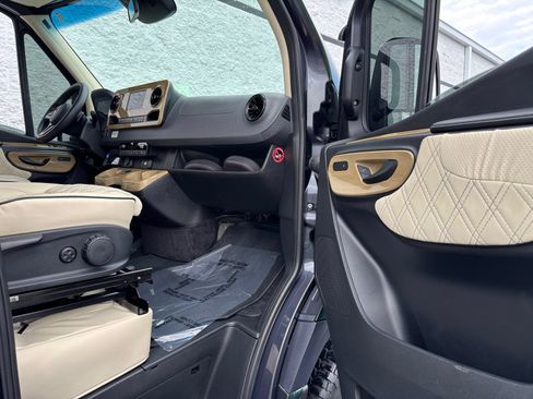 Used 2021 Mercedes-Benz Sprinter 2500 image 18