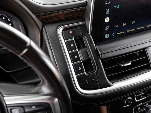 Used 2022 Chevrolet Suburban LT image 23