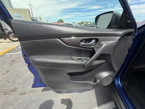 Used 2018 Nissan Rogue SV AWD/4WD image 11