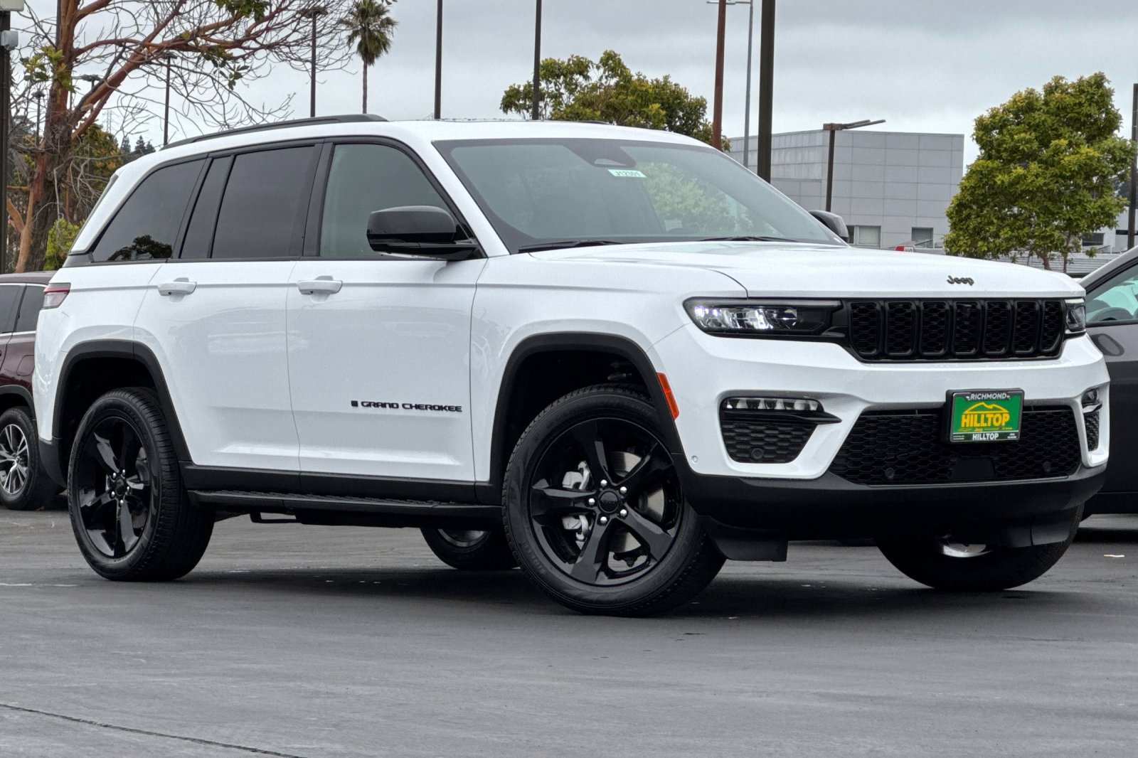 New 2025 Jeep Grand Cherokee Limited w/ Luxury Tech Group II AWD/4WD image 2