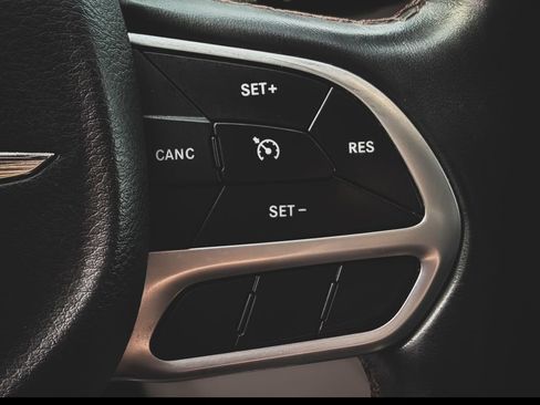 Used 2018 Chrysler Pacifica Touring-L FWD image 13