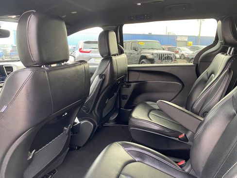 Used 2022 Chrysler Pacifica Touring-L w/ S Appearance Package image 15