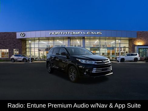Used 2017 Toyota Highlander XLE image 3