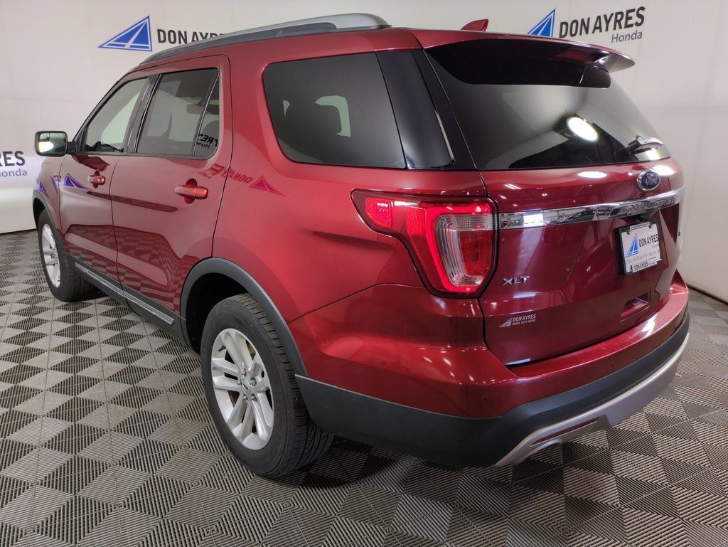 Used 2017 Ford Explorer XLT w/ Equipment Group 201A FWD image 3