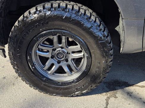 Used 2017 Nissan Titan SV image 11