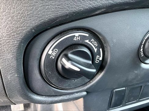Used 2024 Nissan Frontier SV AWD/4WD image 32