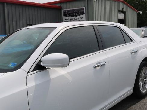 Used 2017 Chrysler 300 C RWD image 4