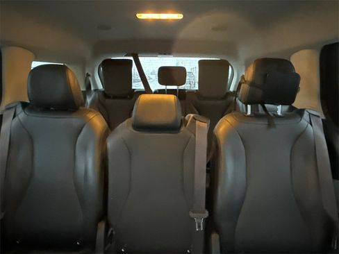 Used 2022 Kia Carnival LX image 16