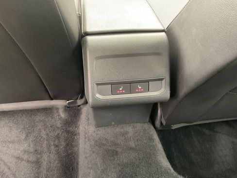 Used 2019 Volkswagen Jetta SE w/ Cold Weather Package FWD image 13