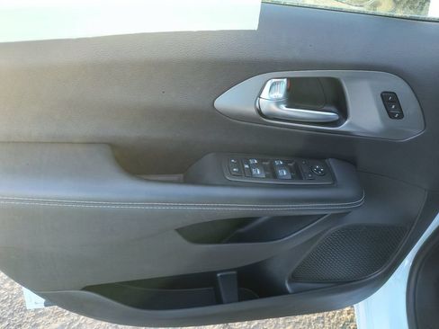 Used 2025 Chrysler Pacifica Select FWD image 11