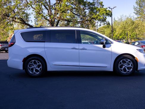 Used 2023 Chrysler Pacifica Limited FWD image 6