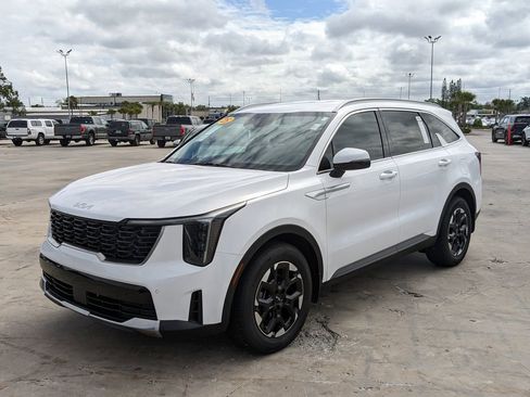 Certified 2025 Kia Sorento S image 4