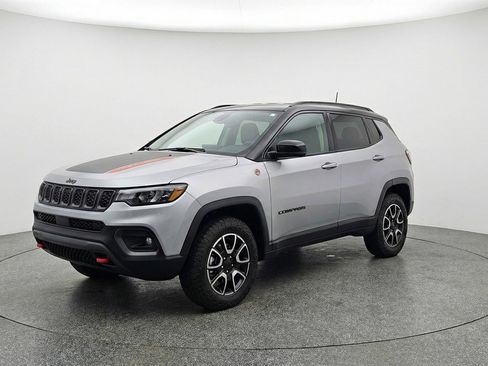 Used 2025 Jeep Compass Trailhawk AWD/4WD image 3