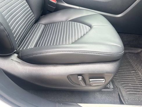 Used 2024 Toyota Highlander XSE FWD image 18