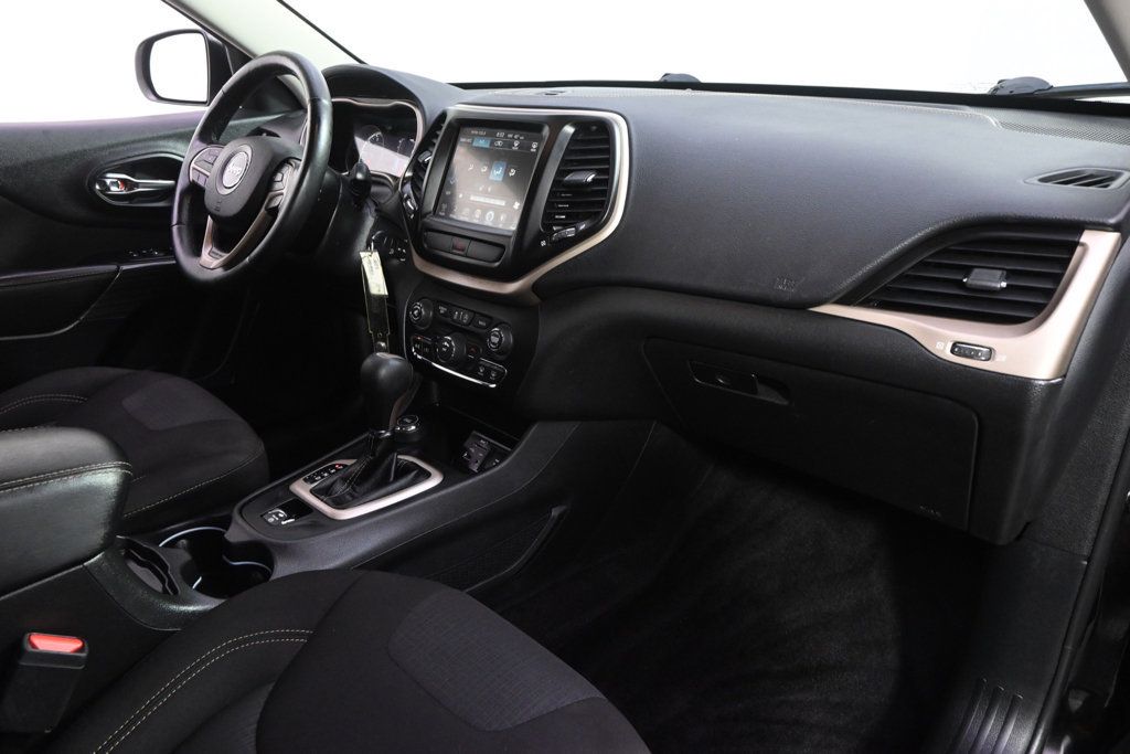 Used 2017 Jeep Cherokee Latitude w/ Cold Weather Group AWD/4WD image 15