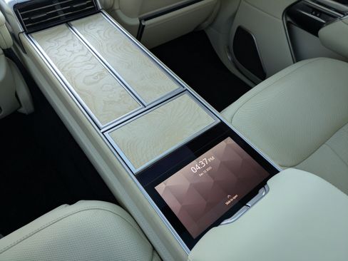 Used 2025 Land Rover Range Rover SV image 18