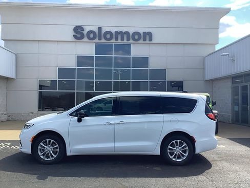 New 2026 Chrysler Pacifica Select image 1