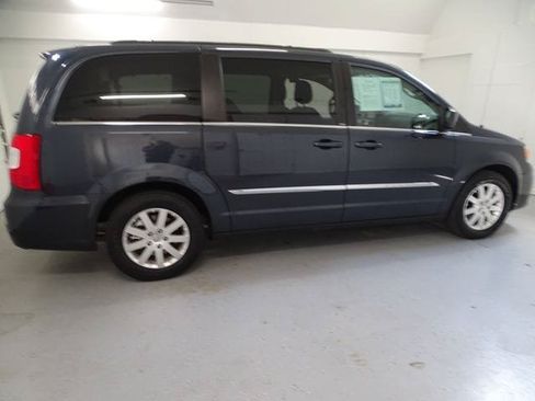 Used 2013 Chrysler Town & Country Touring FWD image 22